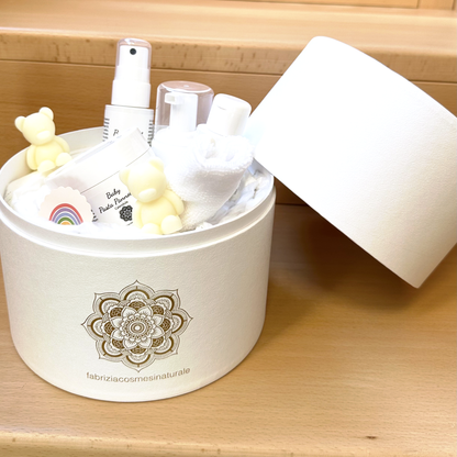 Box regalo aperto con la linea Baby composta dentro: esempio di composizione, i cosmetici non sono compresi