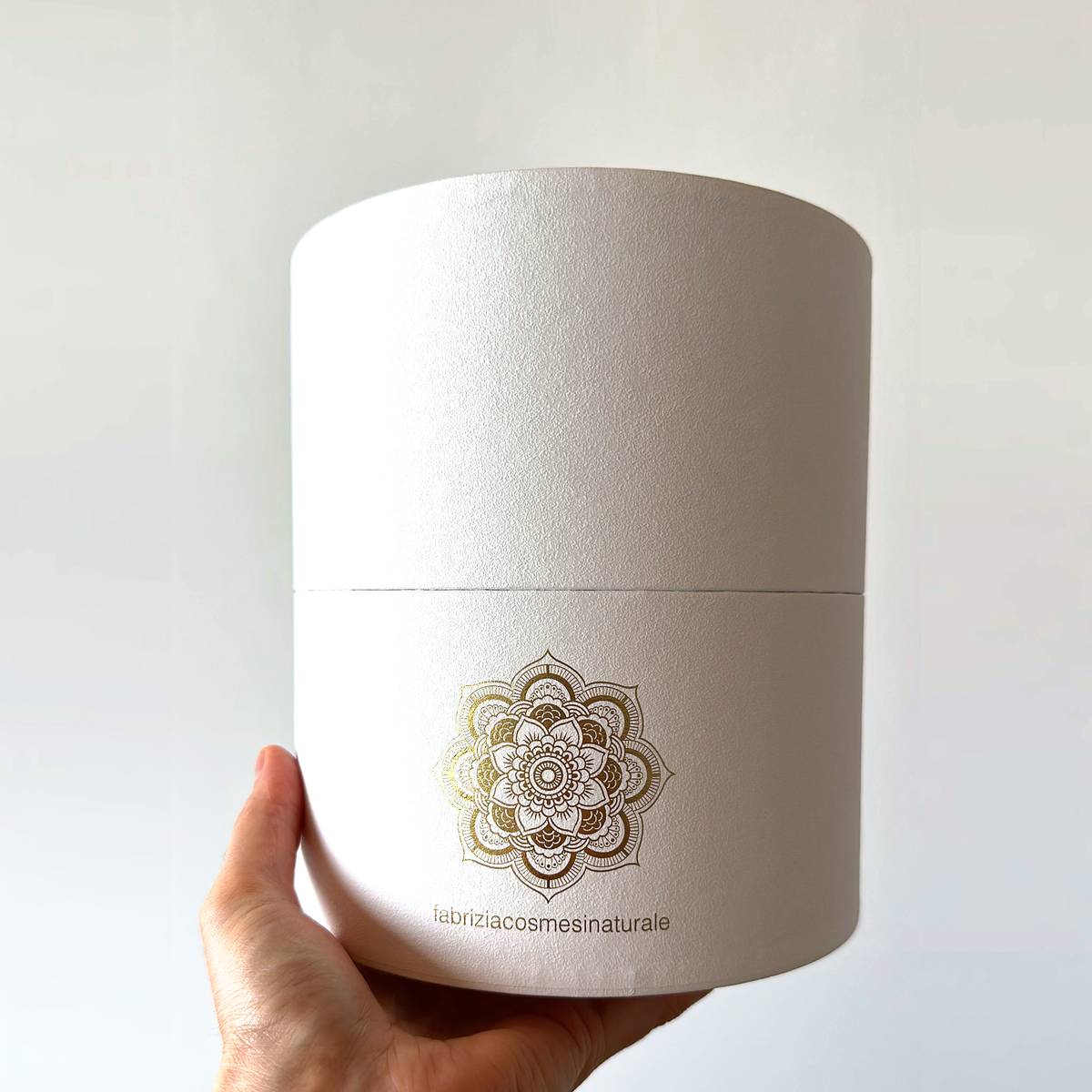 Box regalo Fabrizia Cosmesi Naturale tenuto in mano, per dare la misura reale della scatola