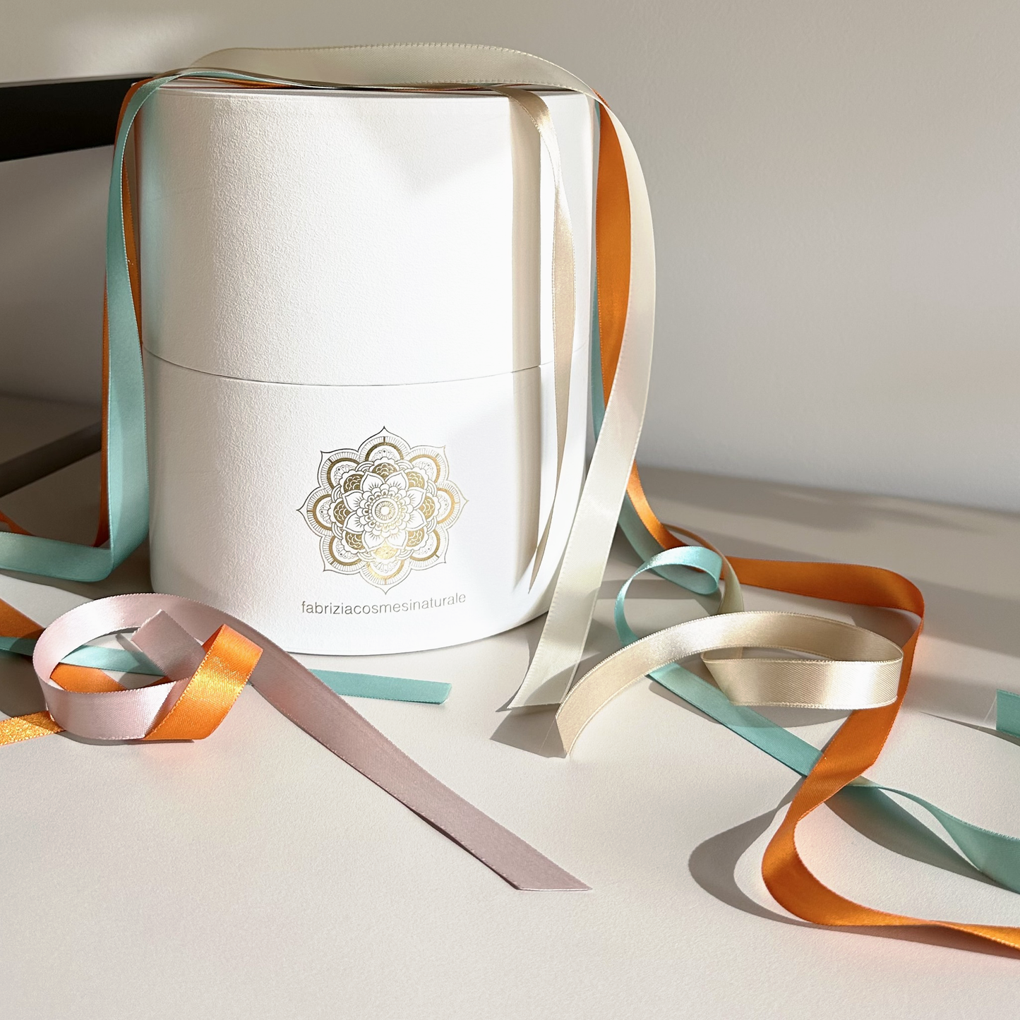 Box regalo con i nastri in raso nei diversi colori: arancio, avorio, rosa cipria, verde acqua e crema
