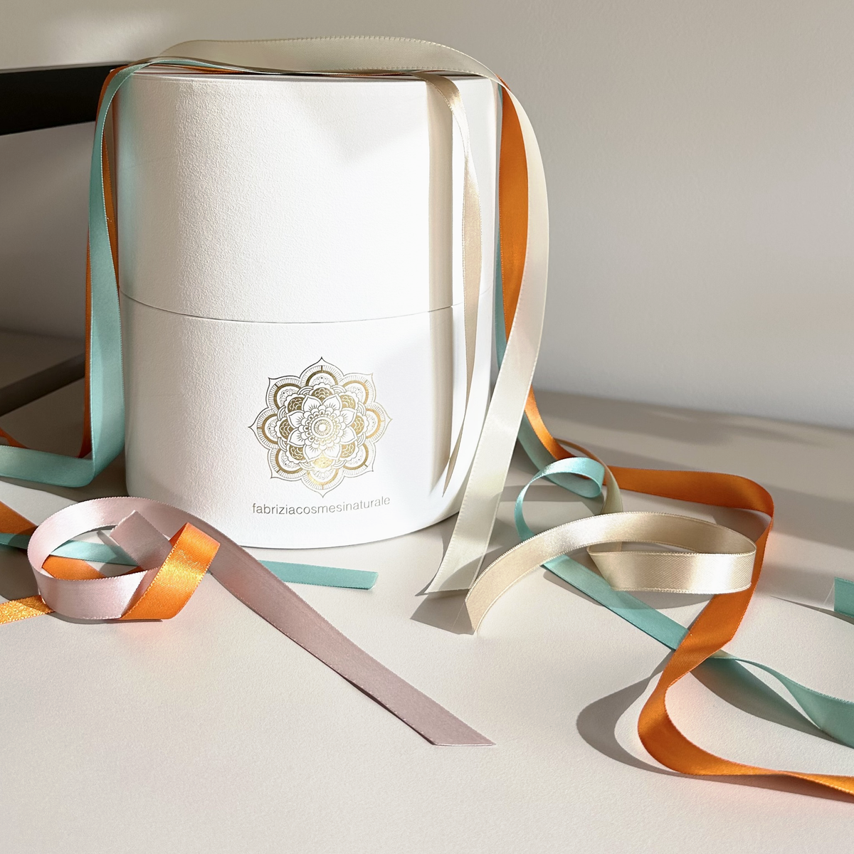 Box regalo con i nastri in raso nei diversi colori: arancio, avorio, rosa cipria, verde acqua e crema