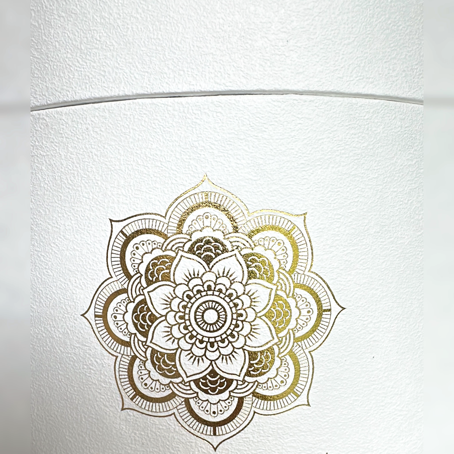 Dettaglio del mandala impresso in lamina oro sulla carta goffrata del box regalo