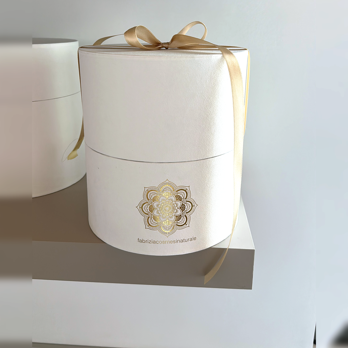 Box regalo chiuso con nastro in raso abbinato, pronto da regalare