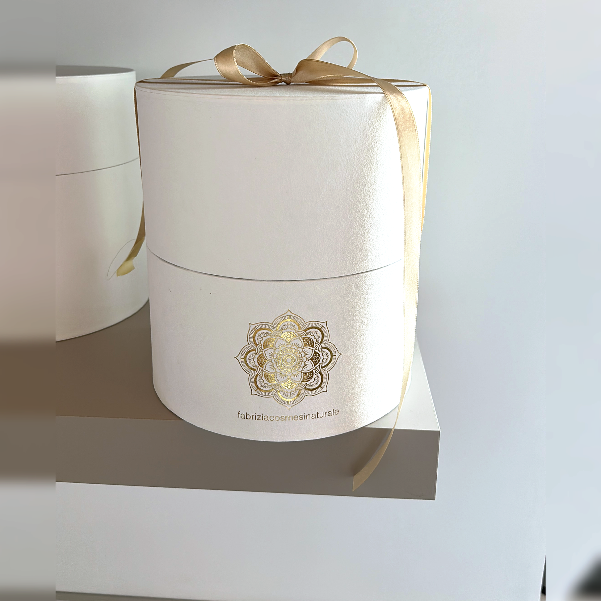 Box regalo chiuso con nastro in raso abbinato, pronto da regalare