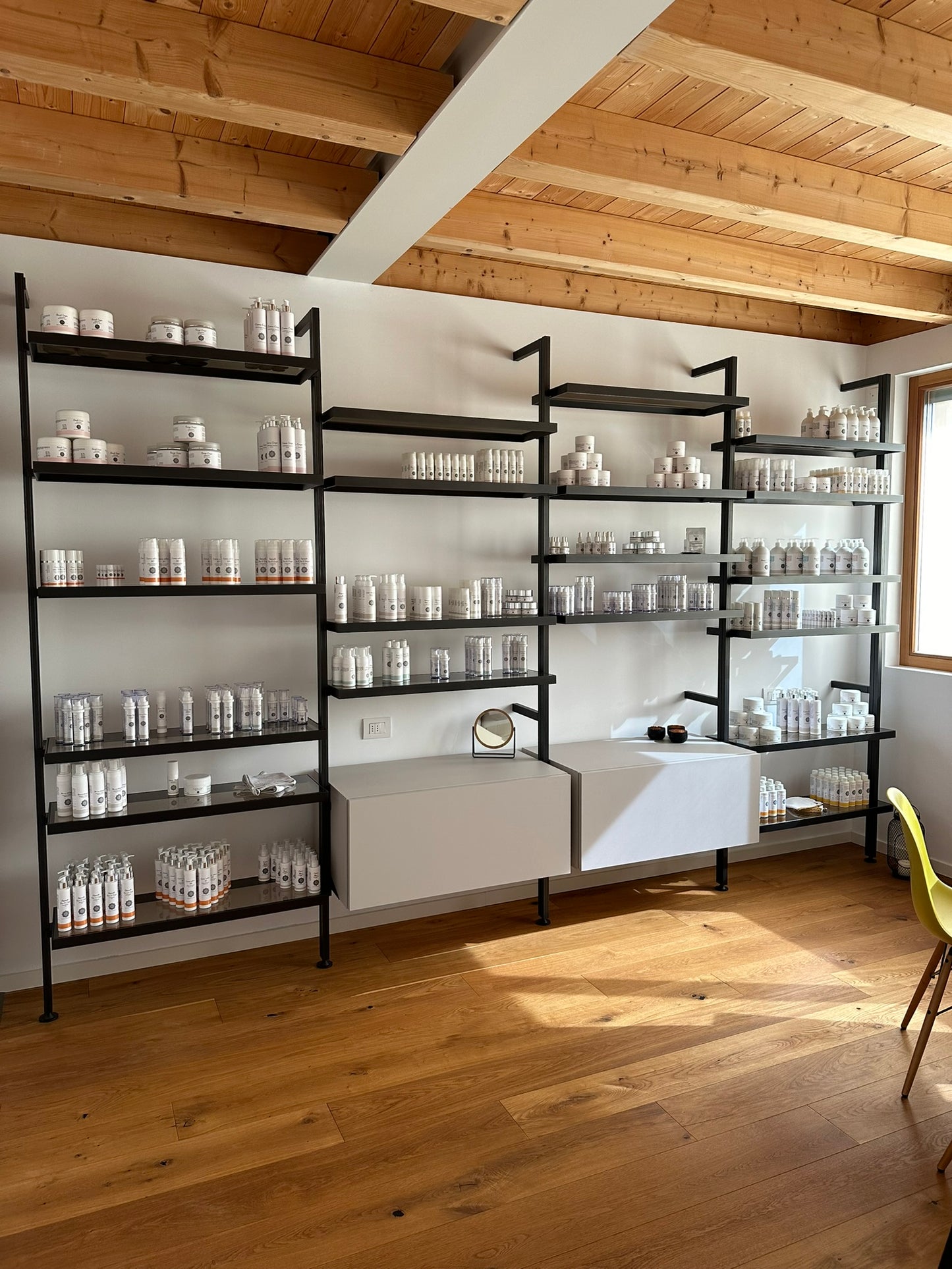 Espositore cosmetici Fabrizia Cosmesi Naturale presso Skincarehouse, gamma completa per la skincare