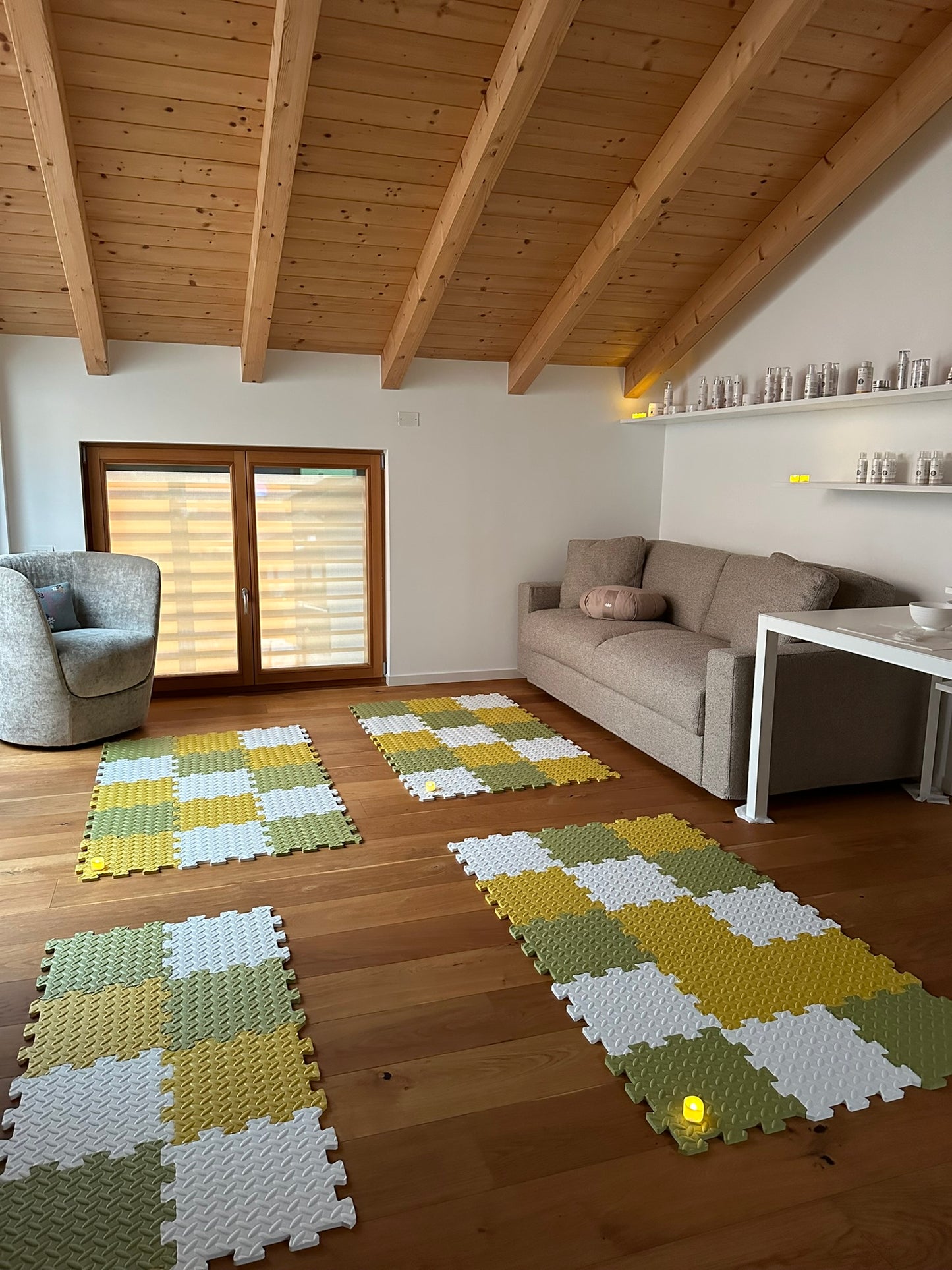 Sala Skincarehouse allestita con tappetini yoga per il tema dell'Incontro a tema e skincare