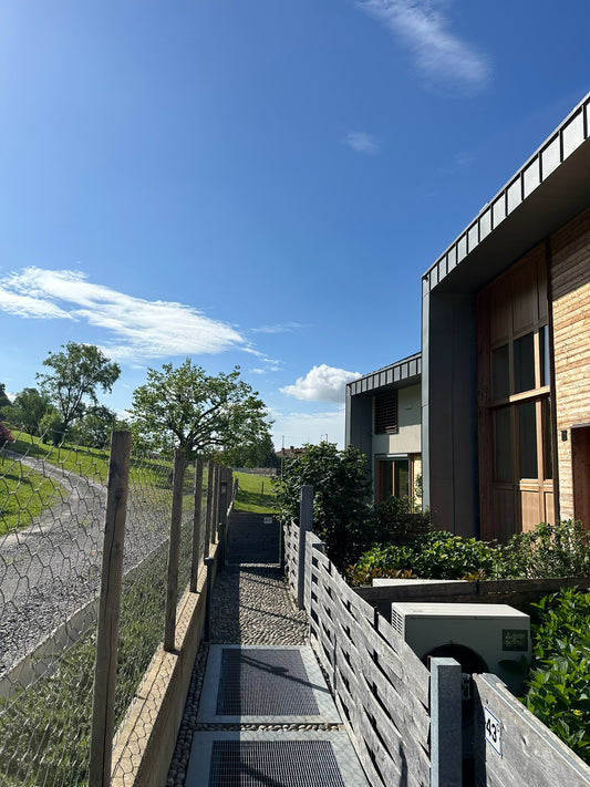 Viale di accesso a Skincarehouse Fabrizia Cosmesi Naturale, sede degli incontri a tema e skincare in presenza