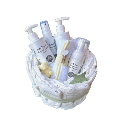 Torta Pannolini Fabrizia Cosmesi Naturale, torta di pannolini con i cosmetici della linea Baby al centro: esempio di composizione, i cosmetici non sono compresi