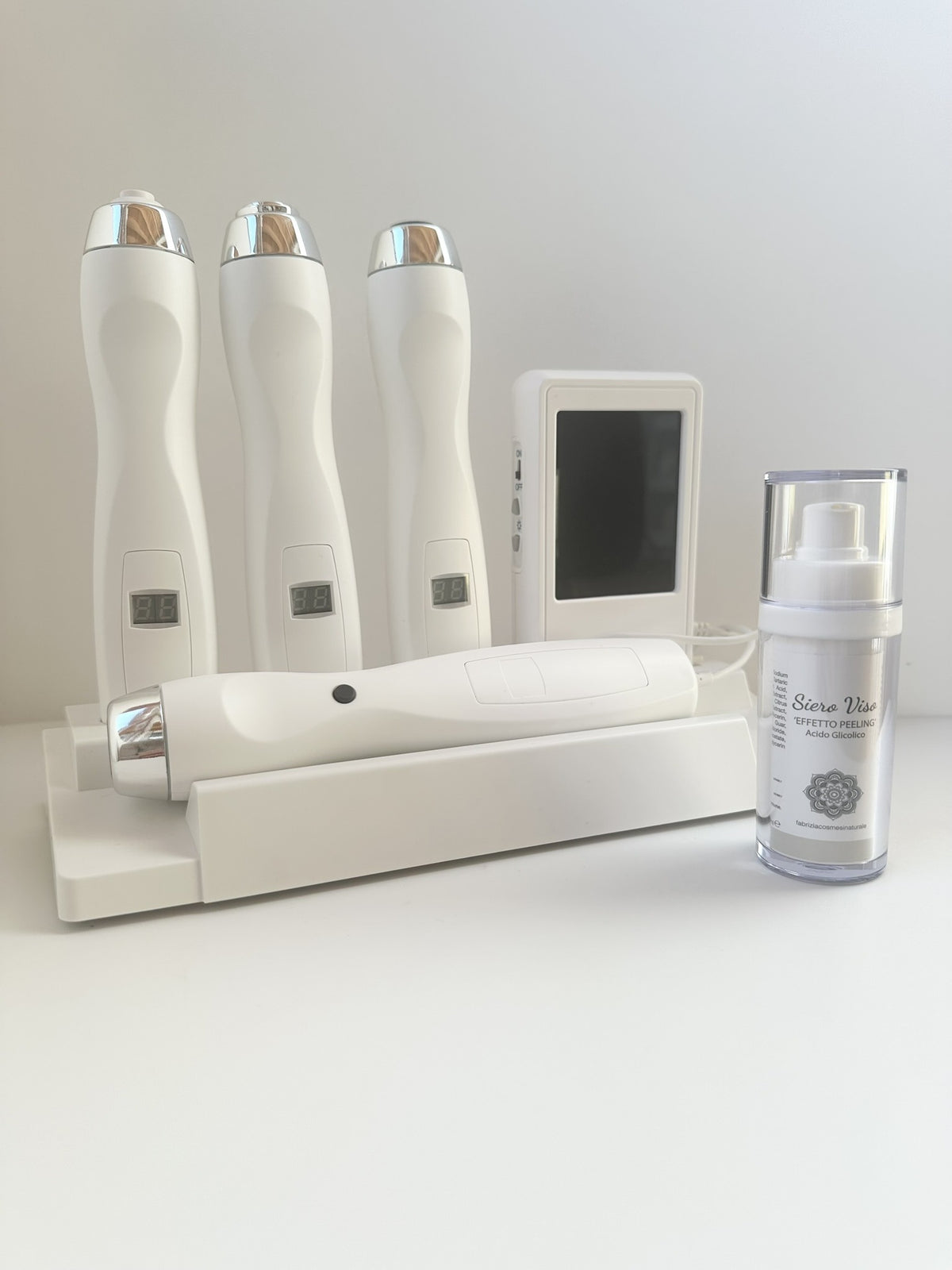 Stazione di sonde per l'analisi della pelle accanto al Siero Viso Effetto Peeling Fabrizia Cosmesi Naturale