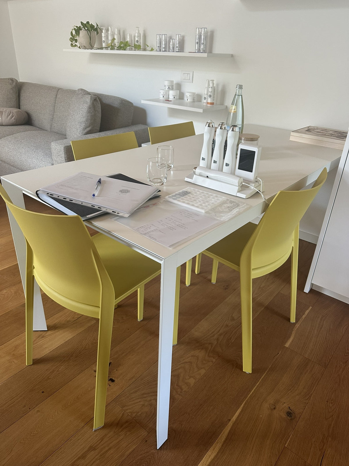Tavolo di Skincarehouse allestito per l'analisi della pelle con sonde professionali e scheda dei valori